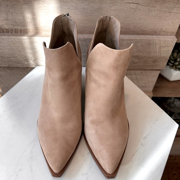 VINCE CAMUTO | Gigietta Bootie - Picture 4 of 9